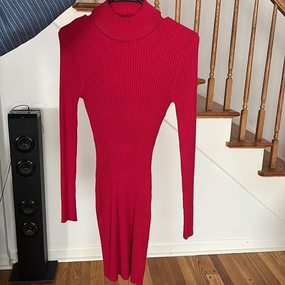 Beautiful red dress - Picture 5 of 7